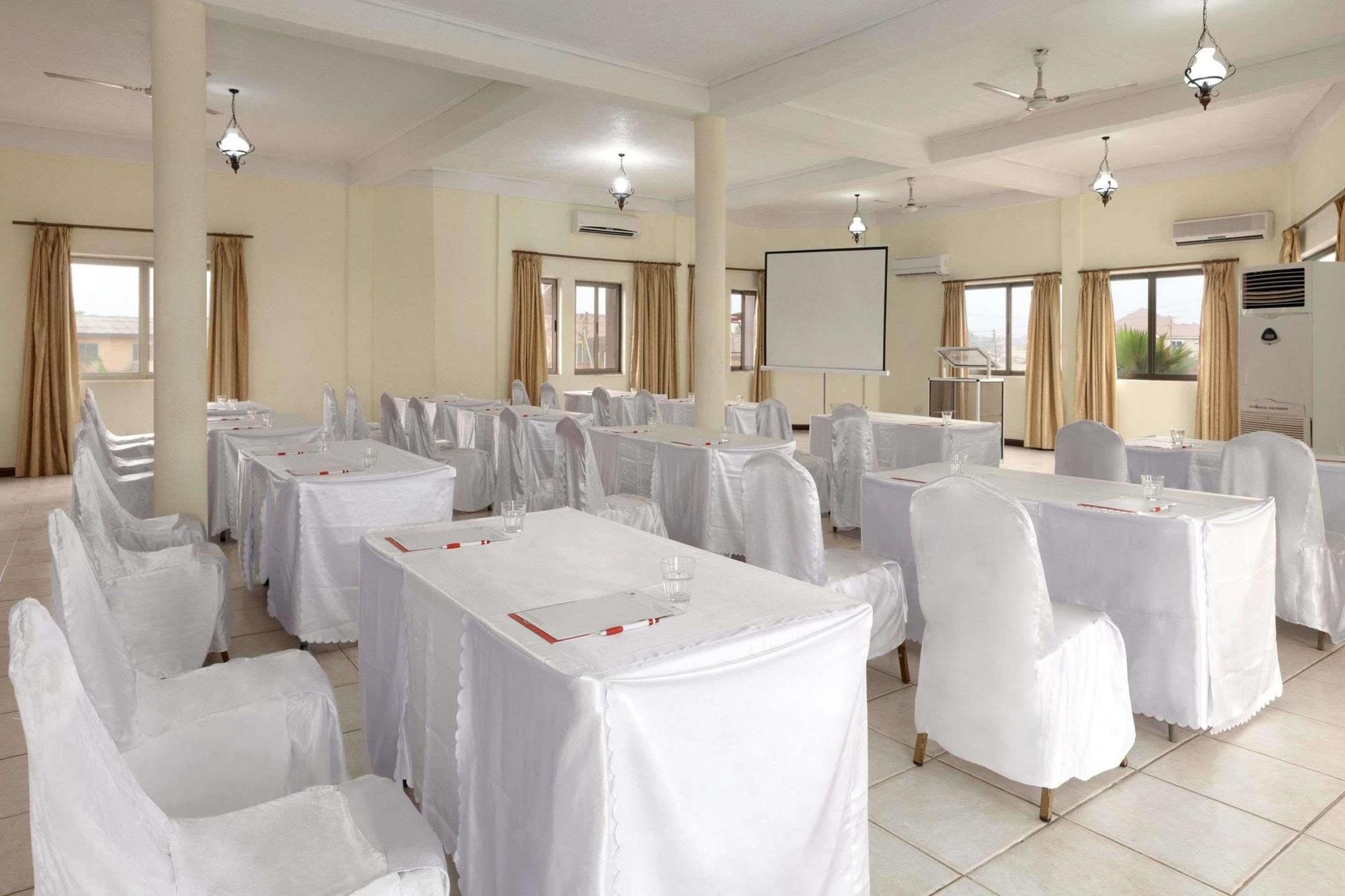 Ramada Resort Accra Buitenkant foto