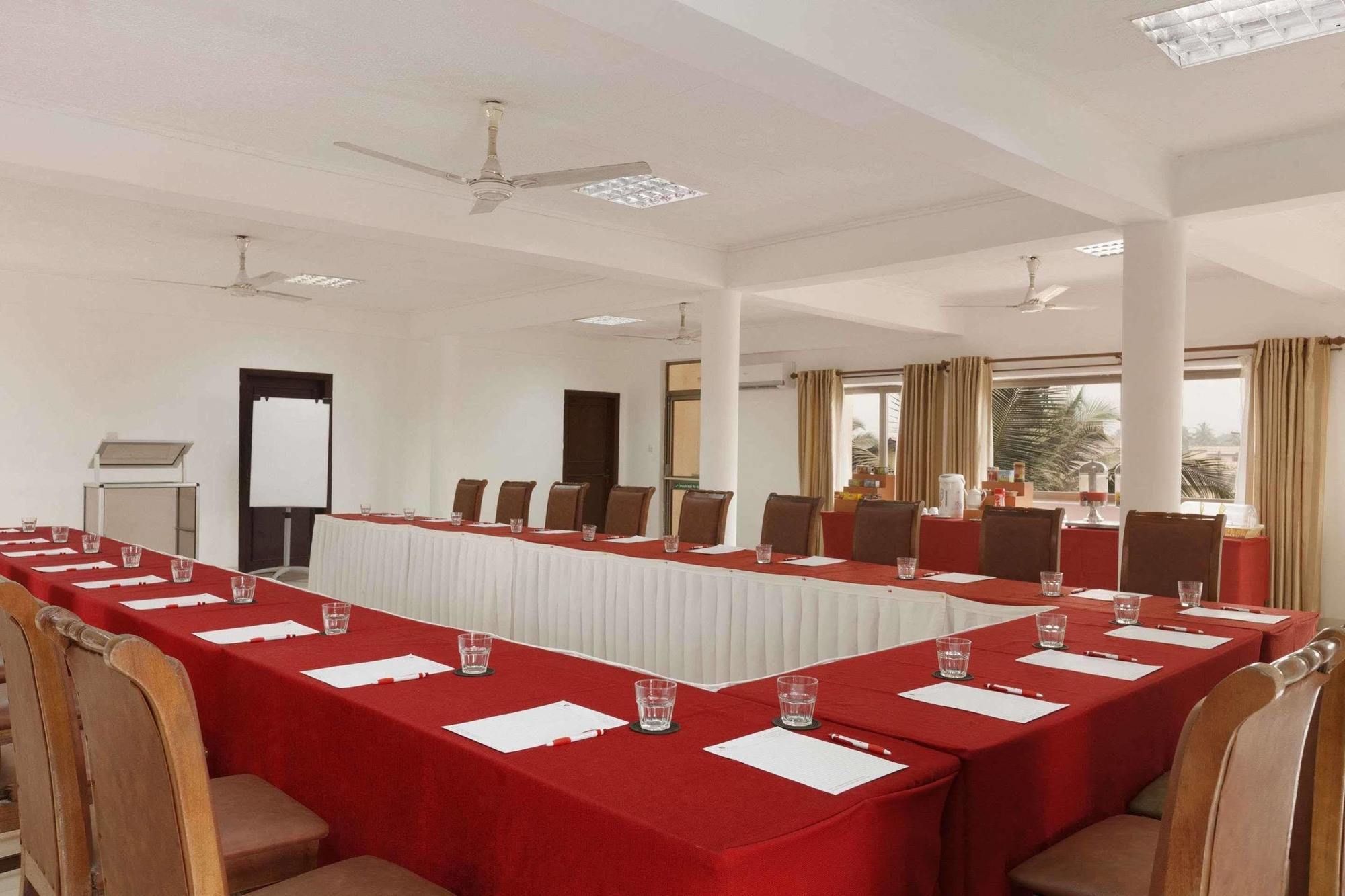 Ramada Resort Accra Buitenkant foto