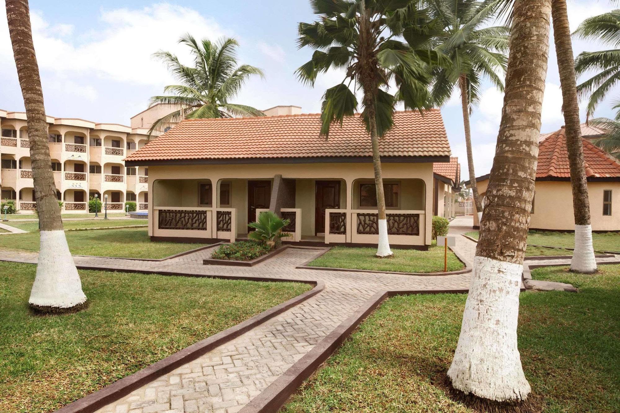 Ramada Resort Accra Buitenkant foto